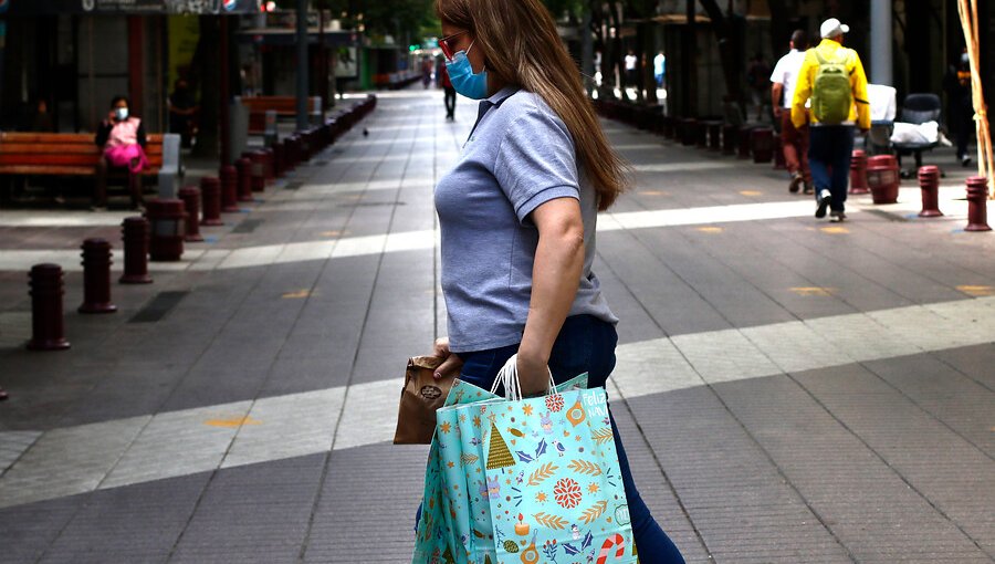 Encuesta del Sernac revela que casi el 90% de las mujeres se ha sentido discriminada en el comercio por su género