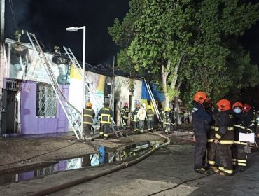 Dos mujeres de 91 y 86 años murieron en incendio que destruyó tres viviendas en Quinta Normal