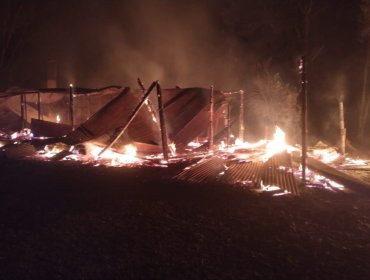 Dos heridos, vehículos y dos casas quemadas dejan ataques incendiarios en predios de Freire