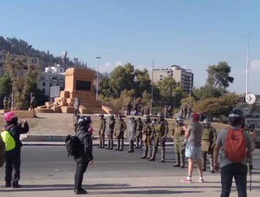 Carabineros despliega un gran contingente policial en plaza Baquedano: se registran incidentes