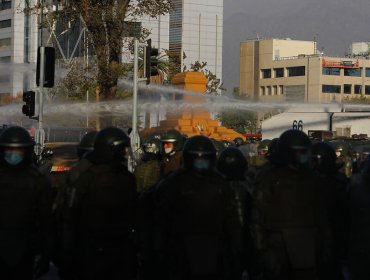 Al menos 19 detenidos deja primera manifestación en plaza Baquedano tras retiro de la estatua del general