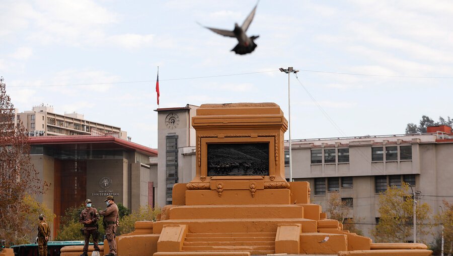 Consejo de Monumentos confirma que retiro de estatua de Baquedano es momentáneo y que se resguardará su base