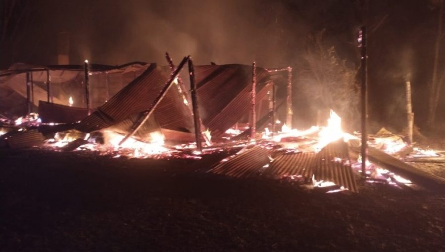 Dos heridos, vehículos y dos casas quemadas dejan ataques incendiarios en predios de Freire