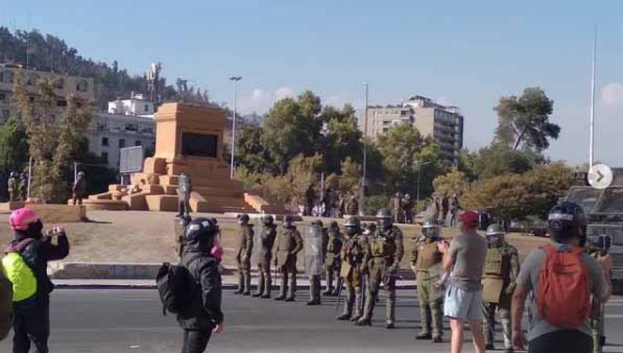 Carabineros despliega un gran contingente policial en plaza Baquedano: se registran incidentes