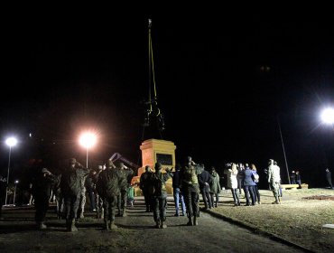 Militares retiran con honores la estatua del general Baquedano: también hubo manifestaciones y detenidos