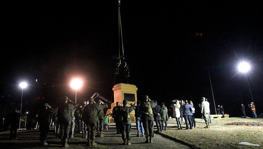 Militares retiran con honores la estatua del general Baquedano: también hubo manifestaciones y detenidos