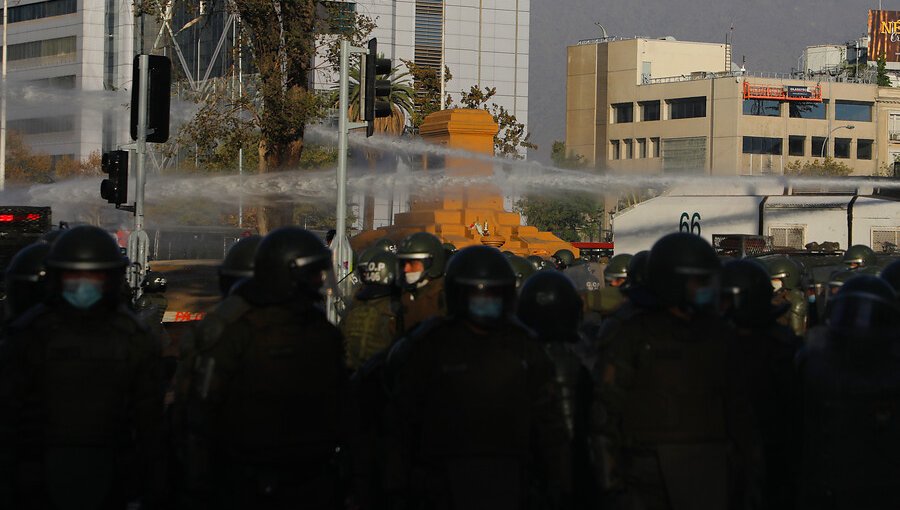 Al menos 19 detenidos deja primera manifestación en plaza Baquedano tras retiro de la estatua del general