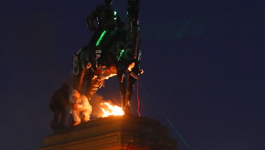 Consejo de Defensa del Estado pide arresto domiciliario de imputado por vandalizar estatua de Baquedano