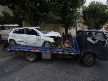 Después de una semana retiraron vehículo desde el techo de colegio en Viña