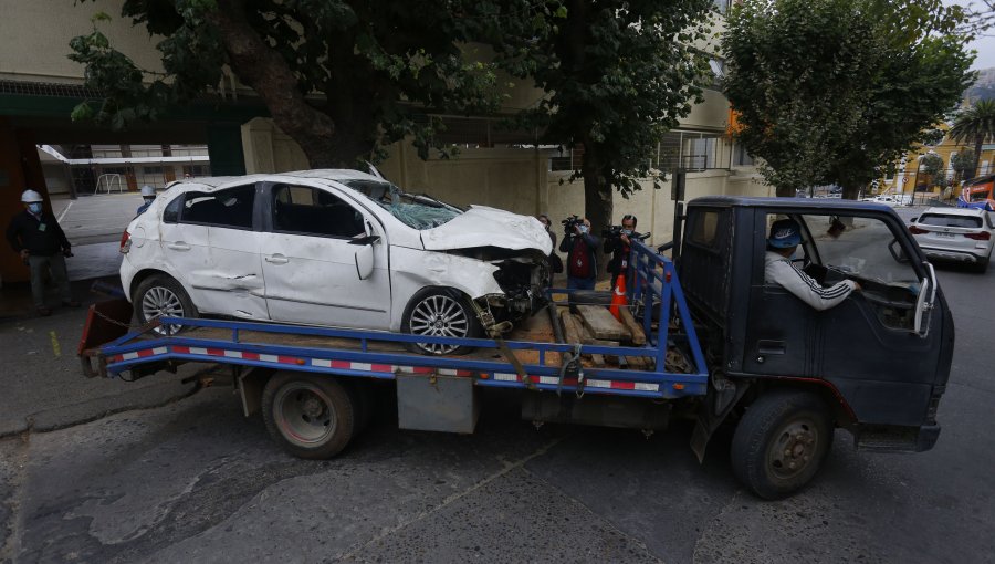 Después de una semana retiraron vehículo desde el techo de colegio en Viña