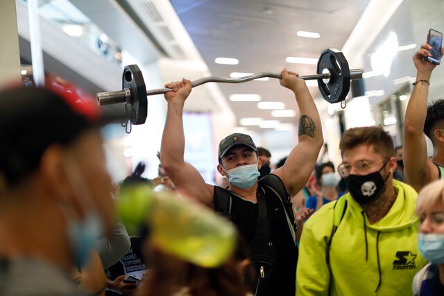 Decenas de personas se ejercitaron en Costanera Center como protesta al cierre de gimnasios