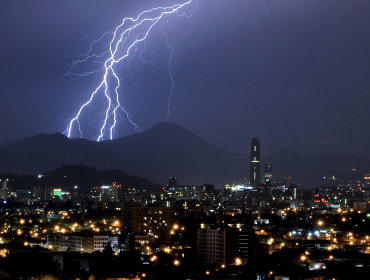 Onemi declara alerta preventiva en 10 comunas de la región Metropolitana por tormentas eléctricas