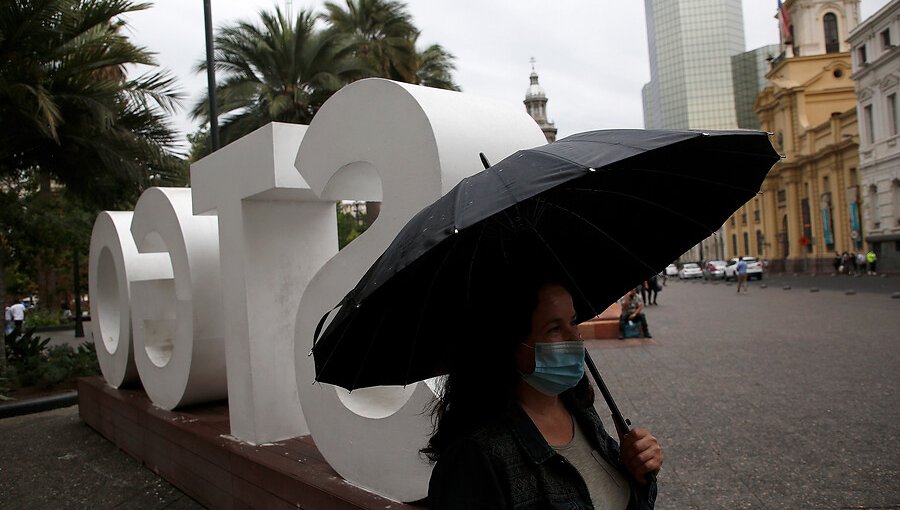 Vecinos de Santiago sorprendidos por débil e intermitente lluvia en la región Metropolitana