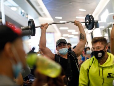 Decenas de personas se ejercitaron en Costanera Center como protesta al cierre de gimnasios