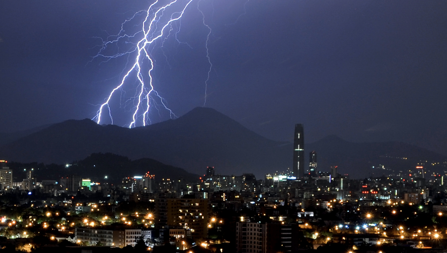 Onemi declara alerta preventiva en 10 comunas de la región Metropolitana por tormentas eléctricas