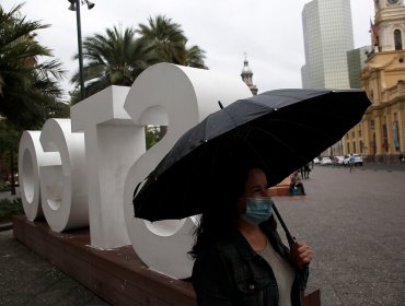 Vecinos de Santiago sorprendidos por débil e intermitente lluvia en la región Metropolitana