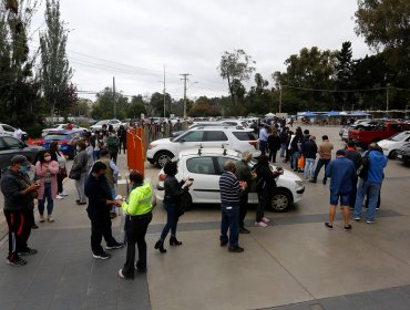 Reportan largas filas en alrededores del vacunatorio del estadio Sausalito en Viña del Mar