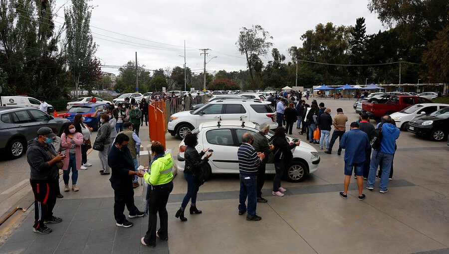 Reportan largas filas en alrededores del vacunatorio del estadio Sausalito en Viña del Mar