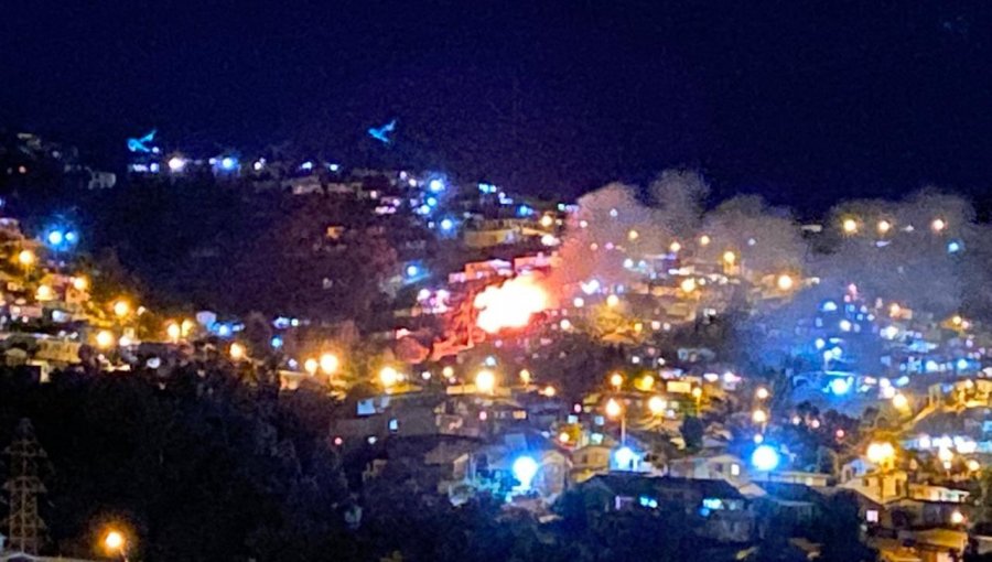 Incendio consumió completamente una vivienda en el cerro Yungay de Valparaíso