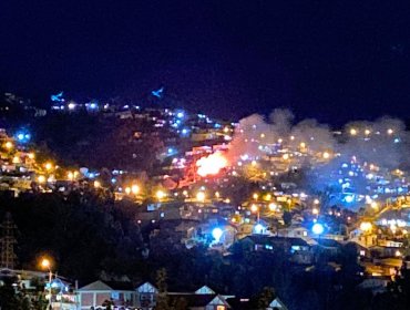 Incendio consumió completamente una vivienda en el cerro Yungay de Valparaíso