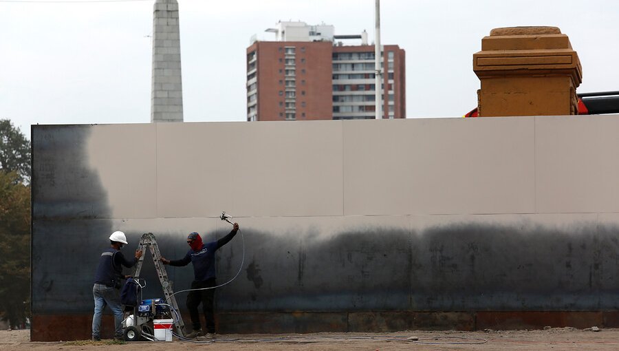 Continúan las obras en el muro de plaza Baquedano: tendrá una altura de tres metros