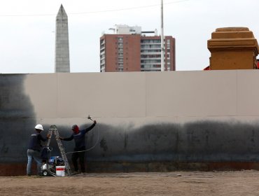 Continúan las obras en el muro de plaza Baquedano: tendrá una altura de tres metros