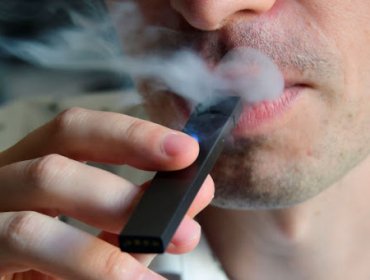 Despachan a segundo trámite proyecto que prohíbe venta de cigarrillos electrónicos a menores de edad