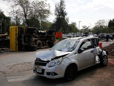 Camión volcó y provocó choque múltiple en Las Condes: Colisión dejó varias personas lesionadas