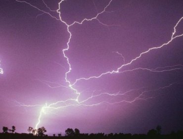 Decretan Alerta Temprana Preventiva para 10 comunas de la región Metropolitana por tormentas eléctricas