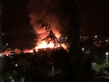 Tres damnificados deja incendio que afectó a dos viviendas en sector Canal Chacao de Quilpué