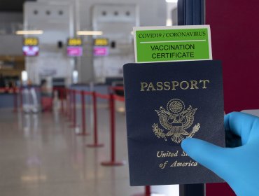 En qué consiste el "pasaporte de vacunas" propuesto por la Unión Europea y qué algunos critican