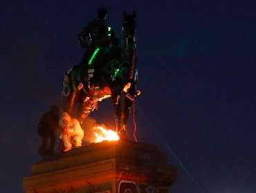 Decretan arresto domiciliario total para imputado por vandalizar estatua del general Baquedano