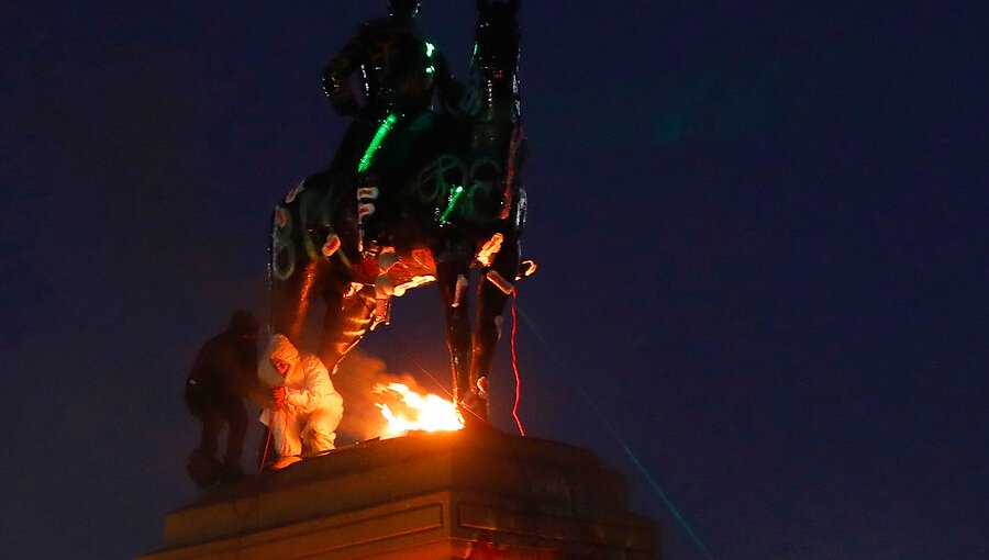 Decretan arresto domiciliario total para imputado por vandalizar estatua del general Baquedano