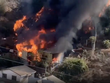 Una vivienda resulta afectada por incendio registrado en el cerro Rocuant de Valparaíso