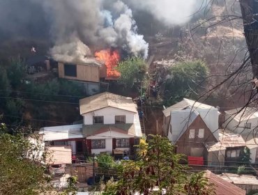 Tres viviendas fueron afectadas por incendio registrado en cerro Rocuant de Valparaíso