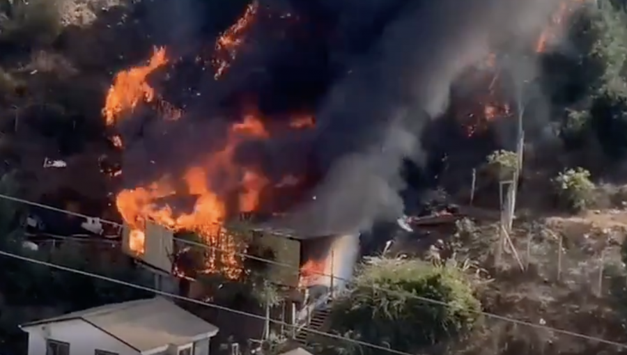 Una vivienda resulta afectada por incendio registrado en el cerro Rocuant de Valparaíso