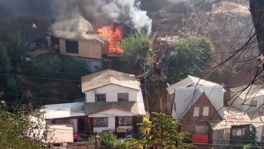 Tres viviendas fueron afectadas por incendio registrado en cerro Rocuant de Valparaíso