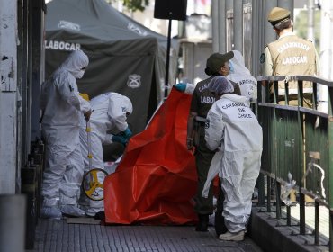 Encuentran cadáver de hombre con varios impactos de bala en pleno centro de Santiago