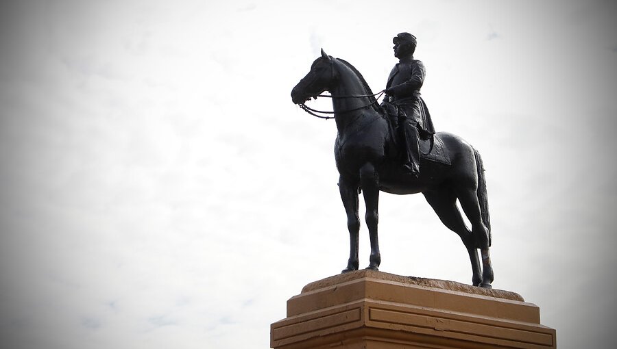 51% cree que estatua de Baquedano no debe volver y 45% le cambiaría el nombre, según Cadem