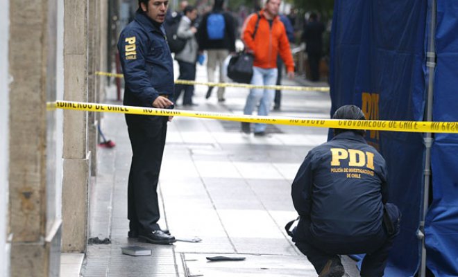 Hallan cuerpo sin vida de hombre con seis impactos de bala al interior de vivienda en Santiago