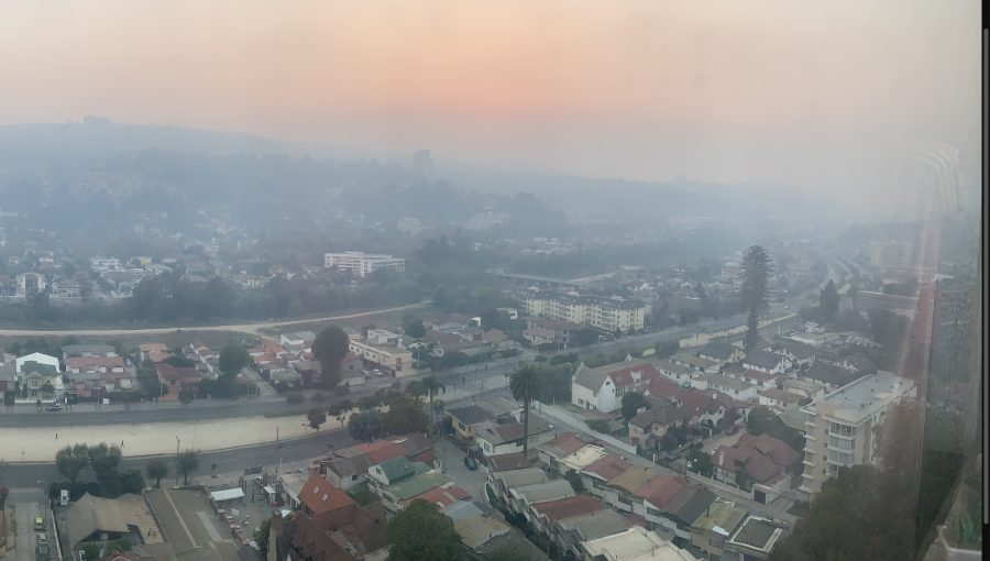 Viña del Mar amanece bajo una densa nube de humo producto del incendio forestal en Reserva Lago Peñuelas