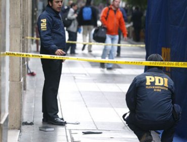 Hallan cuerpo sin vida de hombre con seis impactos de bala al interior de vivienda en Santiago