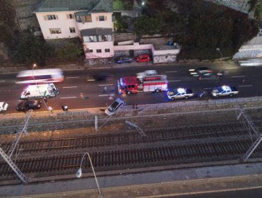 Accidente de tránsito termina con vehículo cerca de caer a la línea férrea en Viña del Mar