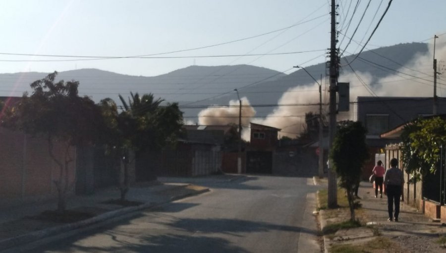 Incendio afectó a cuatro viviendas en La Calera: tres familias resultaron damnificadas