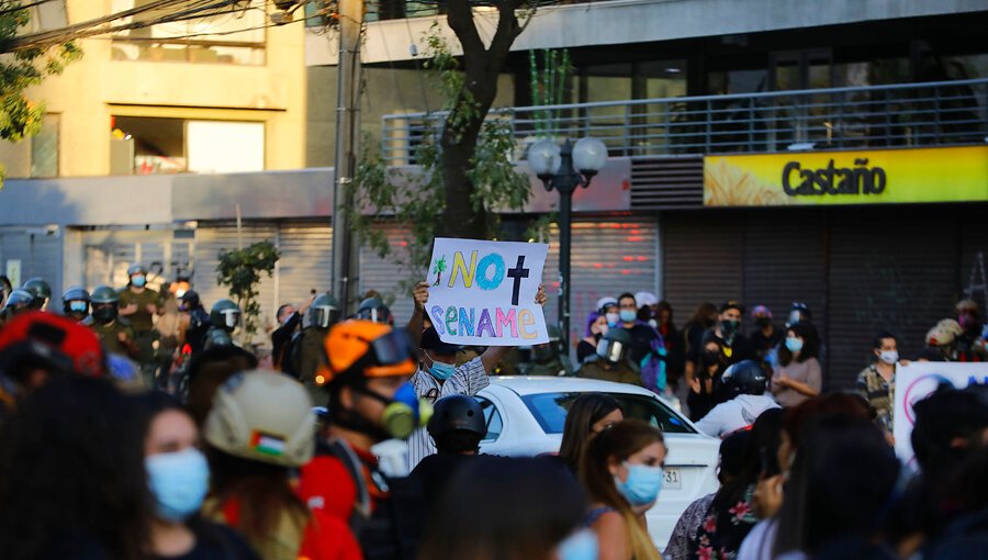 Cientos de personas se manifestaron en cercanías de centro del Sename tras denuncia de violencia contra menor