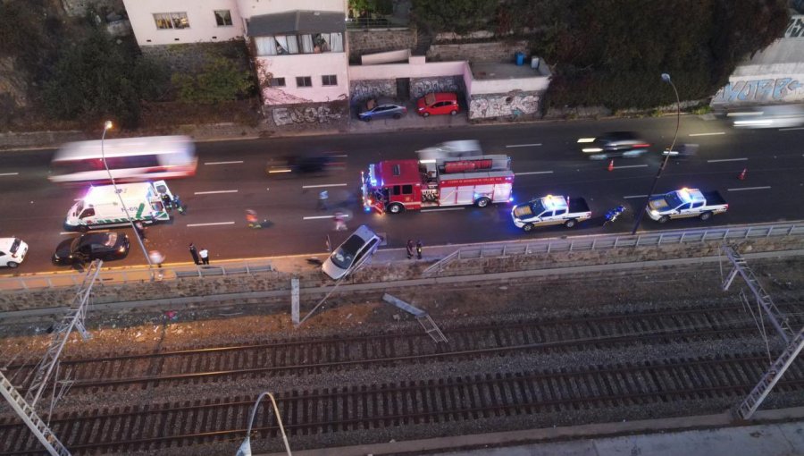 Accidente de tránsito termina con vehículo cerca de caer a la línea férrea en Viña del Mar