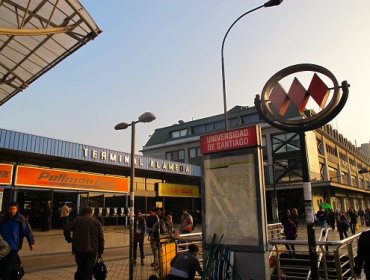 Hallan a recién nacido envuelto en una polera y papel higiénico en baño de un terminal de buses en Santiago