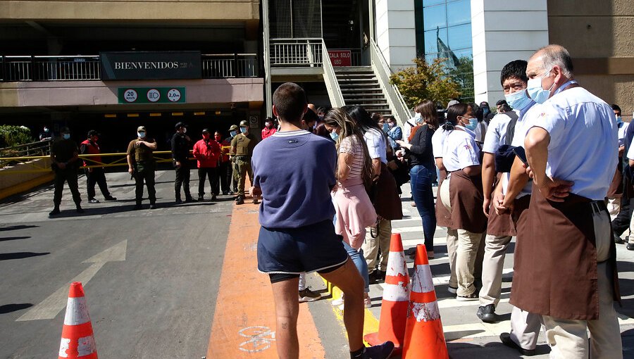 Dos detenidos y un funcionario PDI herido tras asalto frustrado en mall de Las Condes