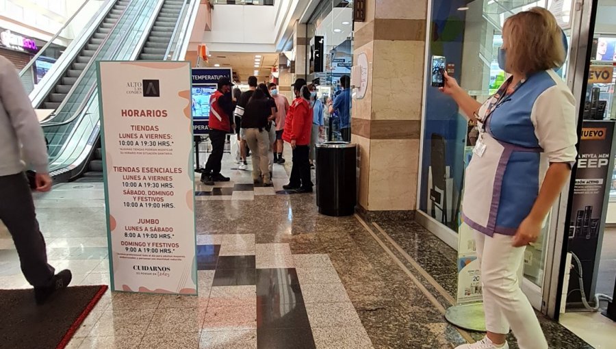 Asalto con disparos al interior de centro comercial de Las Condes genera caos y persecución policial