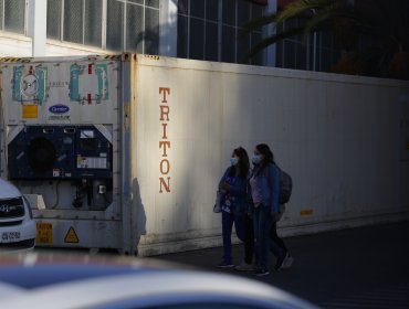 Instalan contenedores refrigerados en colapsada morgue de Hospital Van Buren